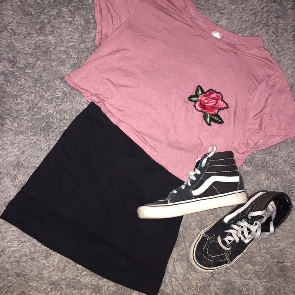 Cropped tee with embroidered flower